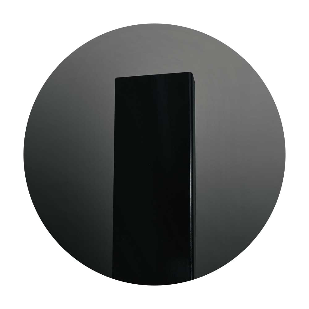 Schwarze elegante Design-Sockelleiste in moderner Optik vor dunklem Hintergrund