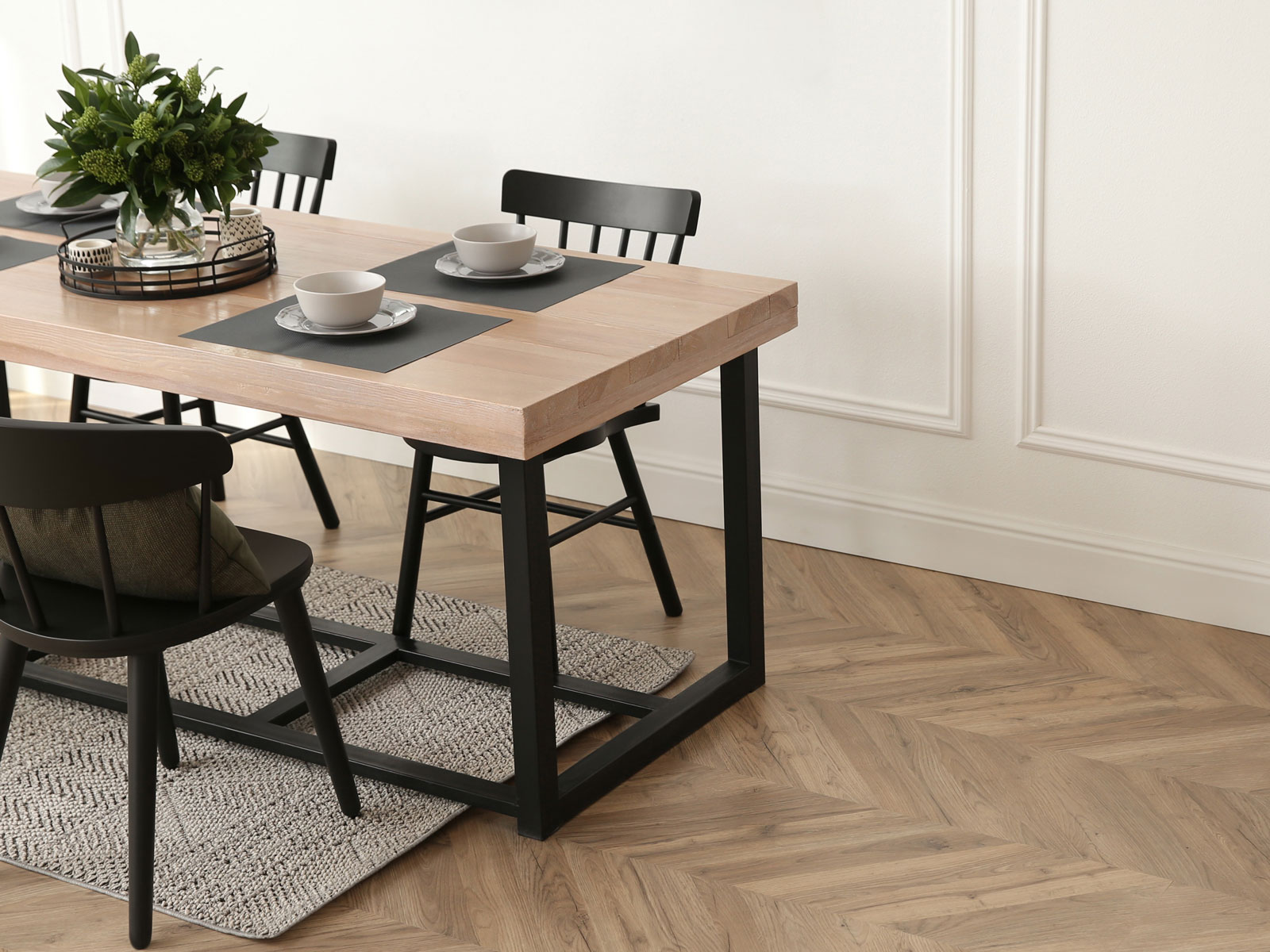 Hamburger Leiste aus Massivholz Kiefer weiß lackiert als Sockelleiste im Wohnraum verlegt