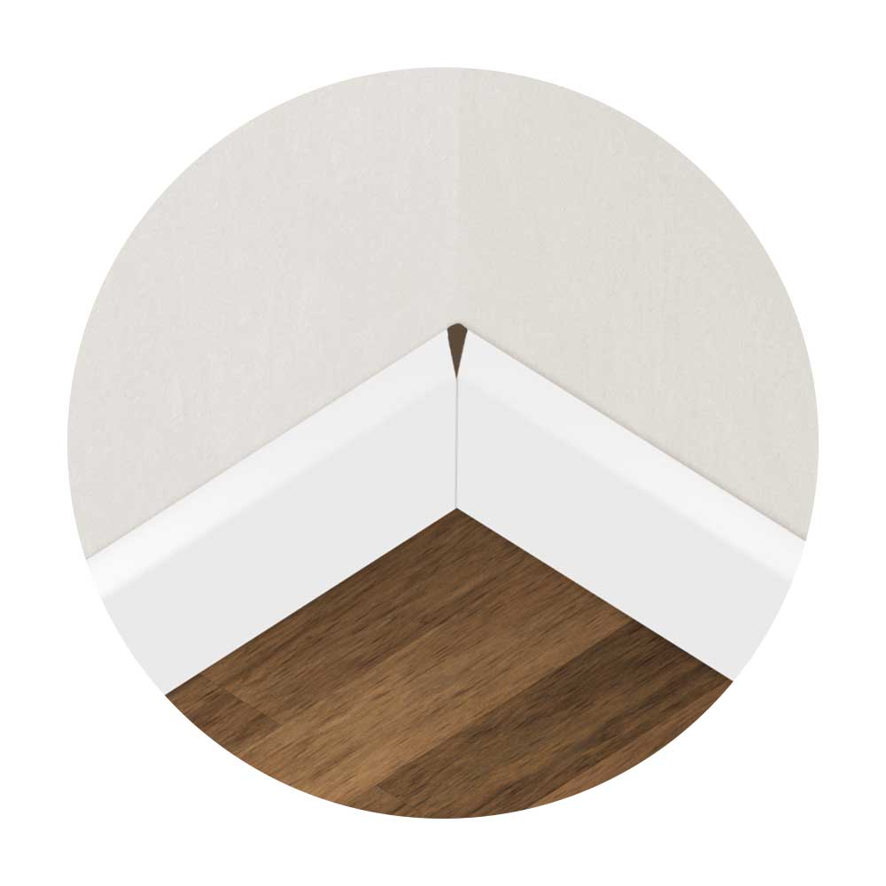 Innengehrung zweier Sockelleisten mit sichtbarer nach oben öffnender Fuge durch ungenauen Zuschnitt.