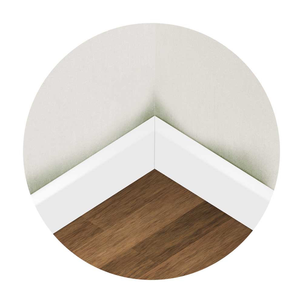 Schimmelbildung hinter einer Sockelleiste aufgrund falsch verlegter oder abgeschnittener Dampfsperre.