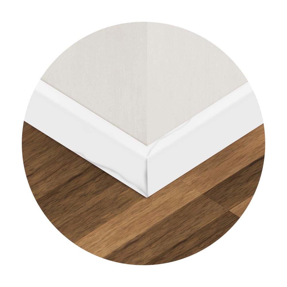 Weiße Sockelleiste mit sichtbarer Ablösung der Folie nach fehlerhafter Montage.