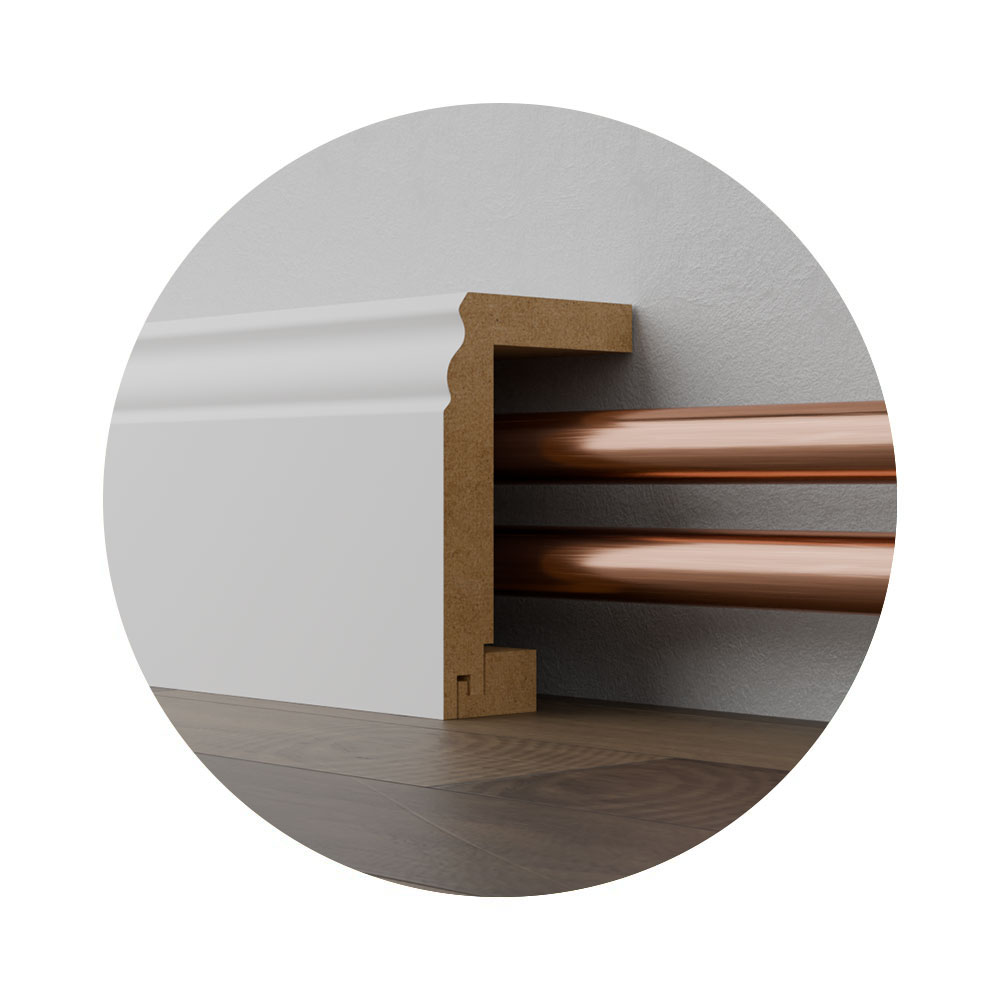 Heizungsrohre werden mit einer weißen Rohrabdeckleiste aus MDF elegant verdeckt – Querschnittsansicht der Verkleidung entlang der Wand.