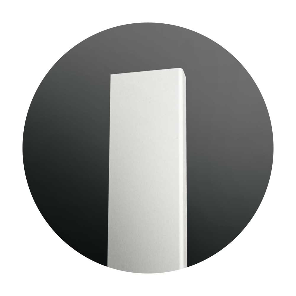 Weiße moderne MDF-Sockelleiste mit glatter Oberfläche vor dunklem Hintergrund