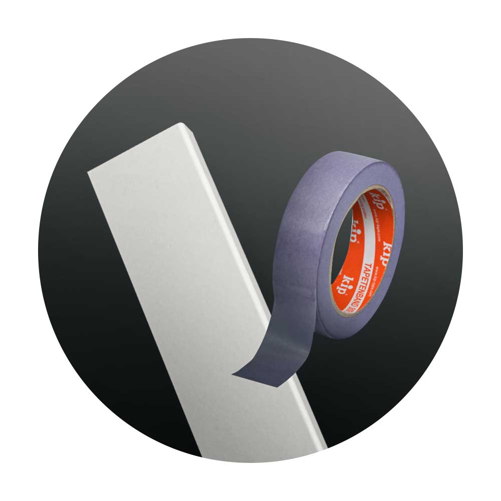 KIP Tapetenband und eine weiße Sockelleiste – Vorbereitung zum sauberen Abkleben.