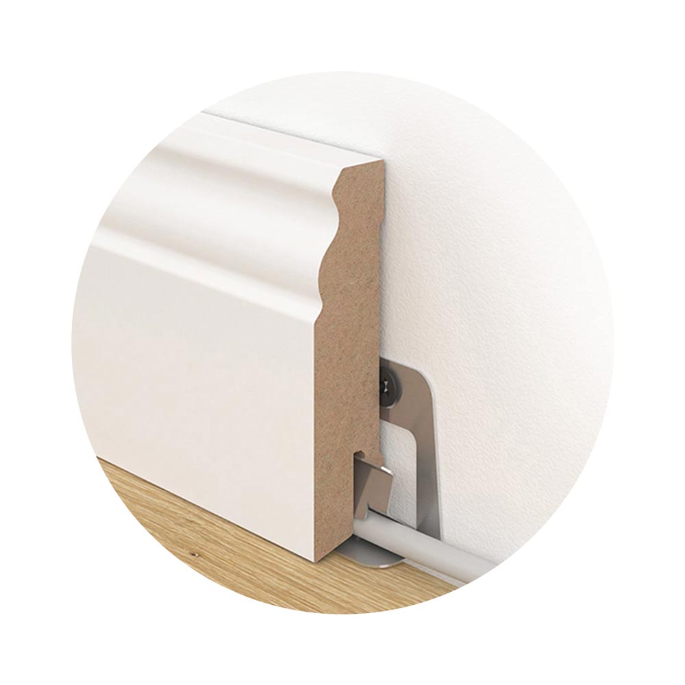 Sockelleiste wird mit Clip-System an der Wand befestigt, Kabeldurchführung hinter der Leiste sichtbar.