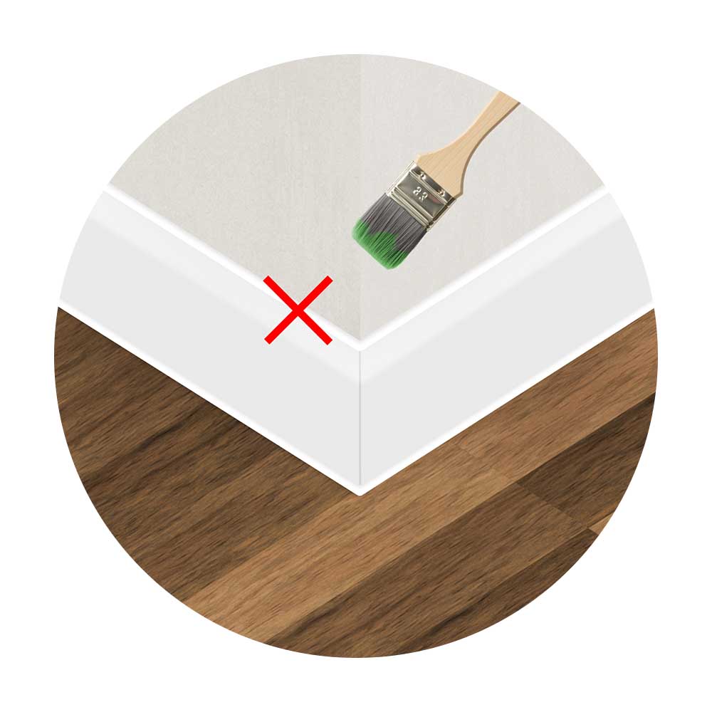 Pinsel trägt Farbe an einer Ecke auf, die jedoch an nicht der Silikonfuge der Sockelleiste haftet