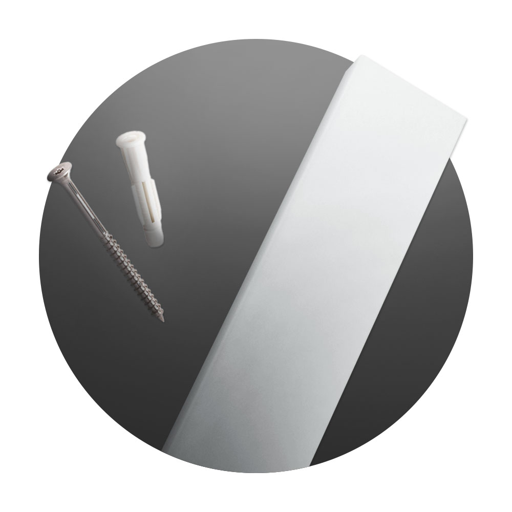 Weiße Sockelleiste mit Schraube und Dübel zur Montage – Zubehör für die Befestigung von Fußleisten an der Wand