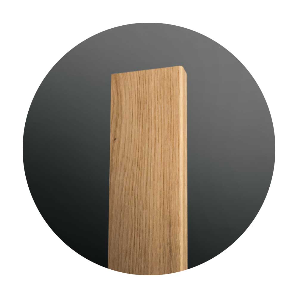 Sockelleiste mit Eichen-Furnier mit sichtbarer Maserung vor dunklem Hintergrund