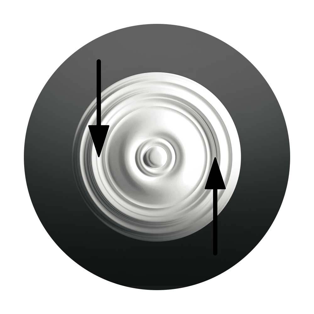 Stuckrosette aus Styropor wird ausgerichtet – Markierungspfeile zur korrekten Positionierung