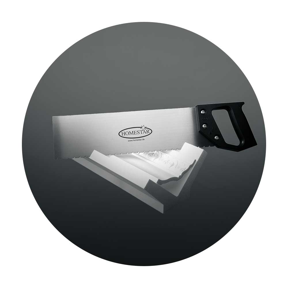 Stuckleisten-Säge und Gehrungslade zur präzisen Bearbeitung von Styropor-Deckenleisten