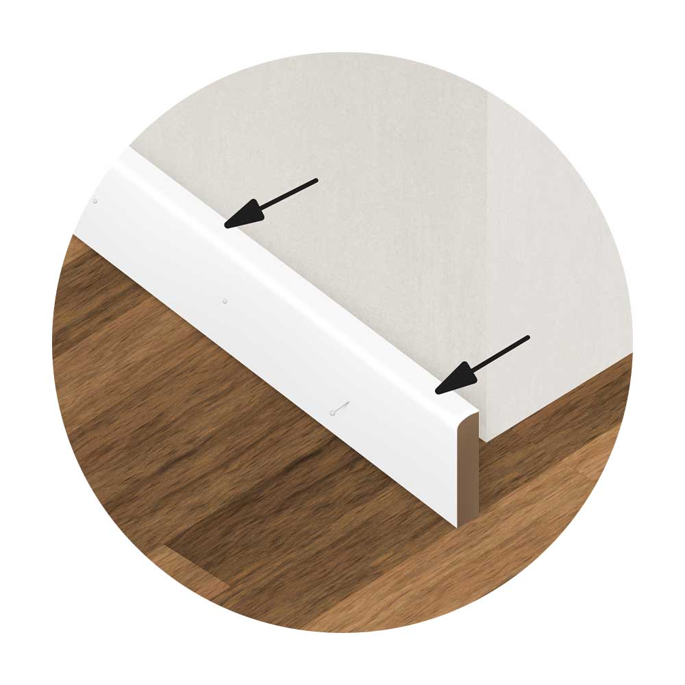 Weiße Sockelleiste, die sich von der Wand löst, weil Nägel gerade und ohne Sperrwirkung eingeschlagen wurden.