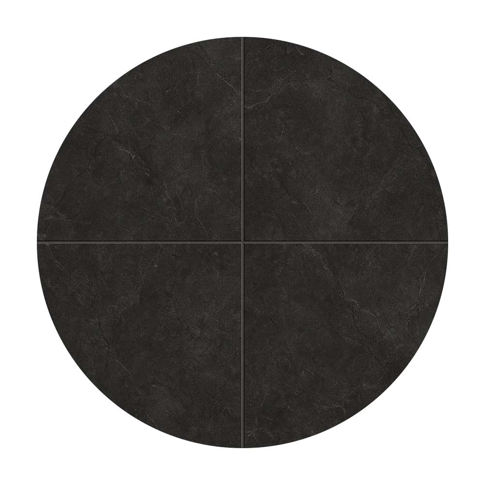 Nahaufnahme einer dunklen Steinfliese – Beispiel für Fliesenboden zur Auswahl der passenden Sockelleiste.