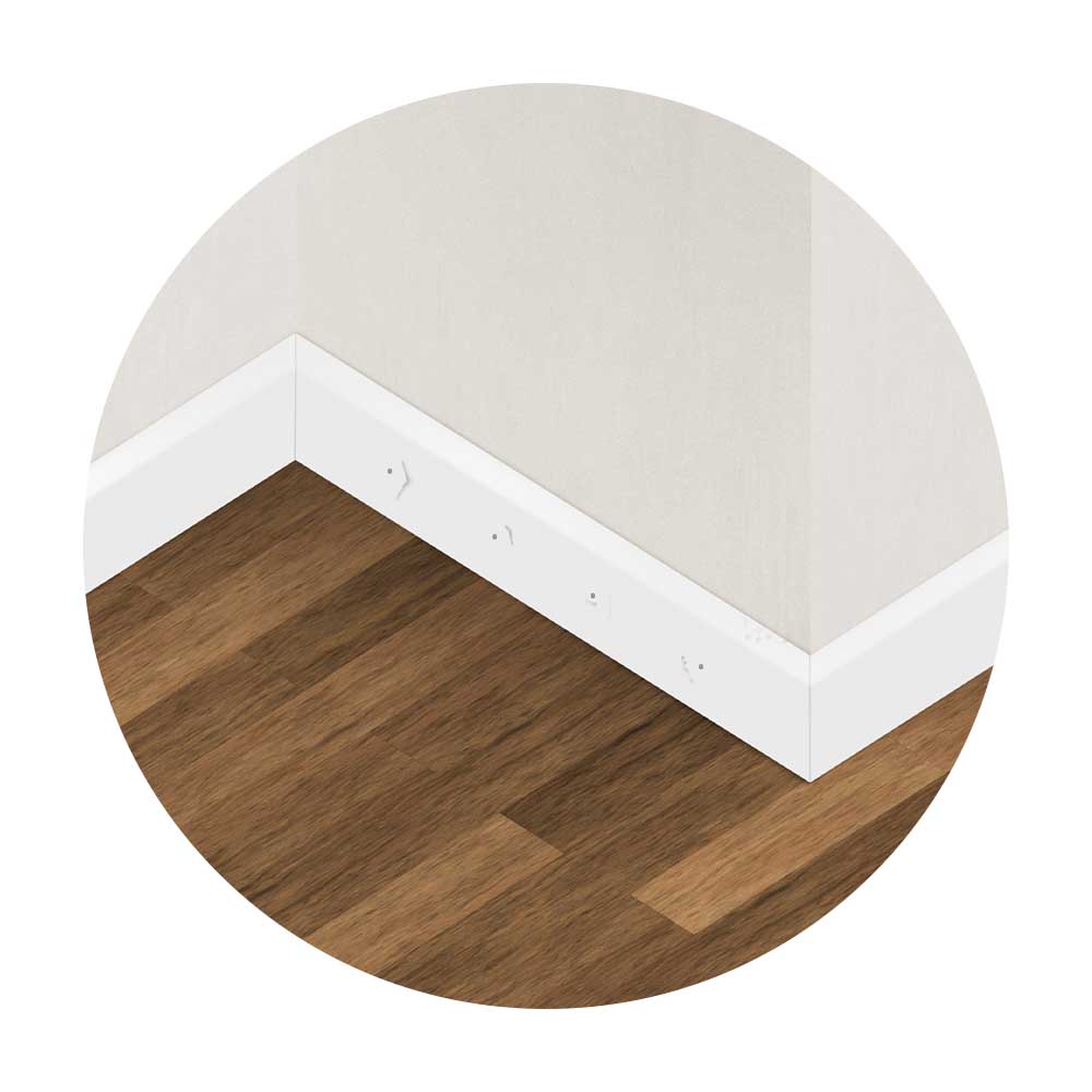 Sockelleiste mit sichtbaren Dellen und Beschädigungen, verursacht durch unsachgemäße Montage oder falsches Werkzeug.