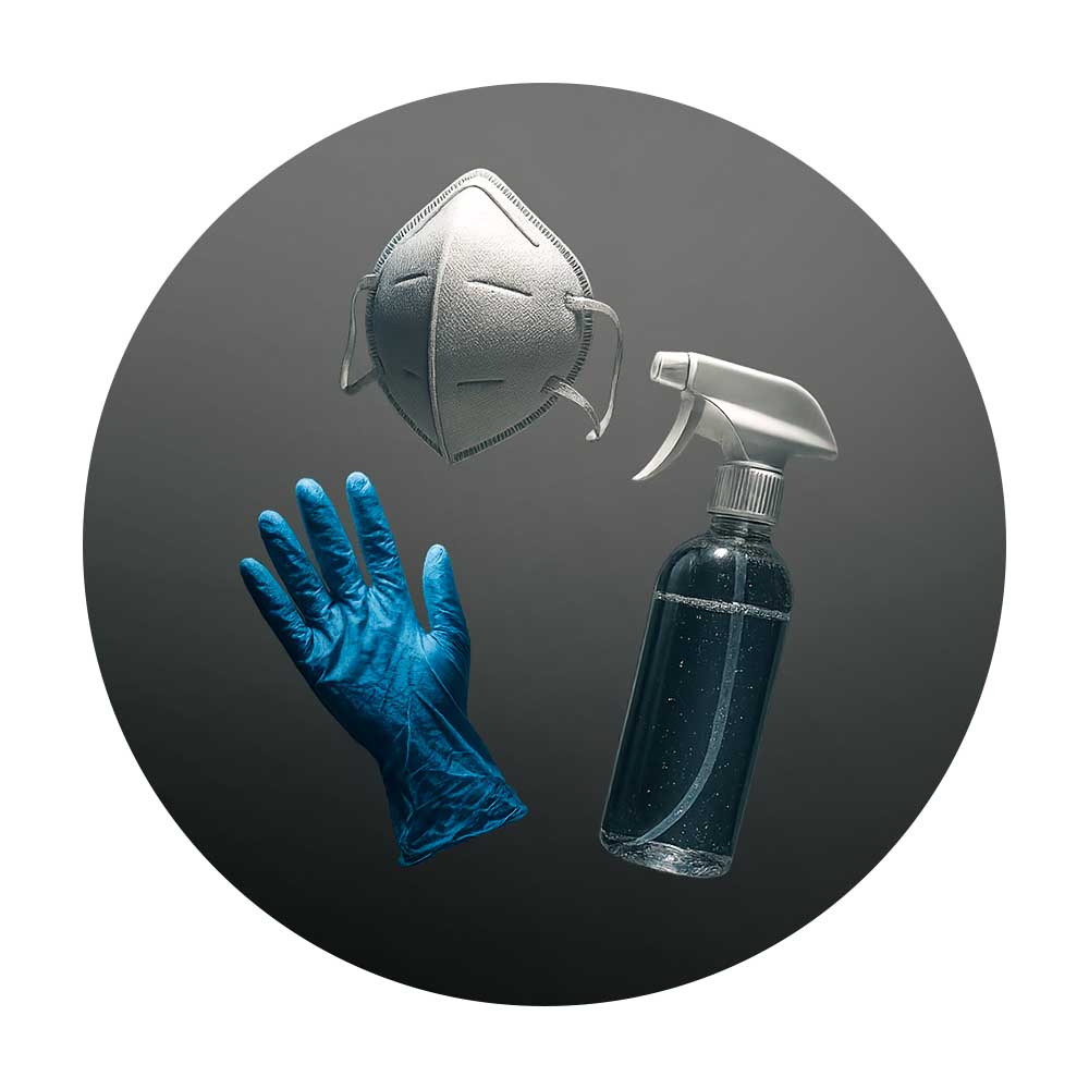 Schutzmaske, Handschuhe und Reinigungsmittel – persönliche Schutzausrüstung für die sichere Entfernung von Schimmel an Sockelleisten.