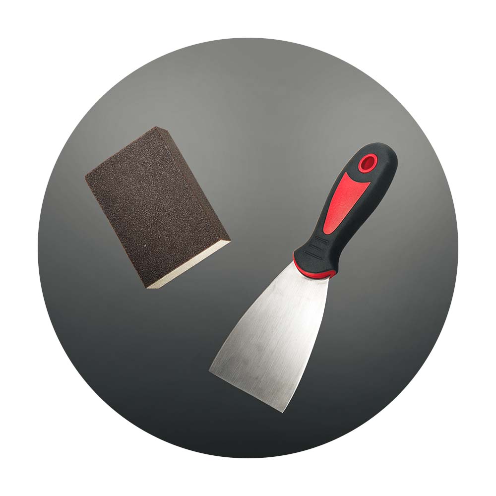 Schleifklotz und Spachtel zur Vorbereitung von Sockelleisten vor dem Lackieren