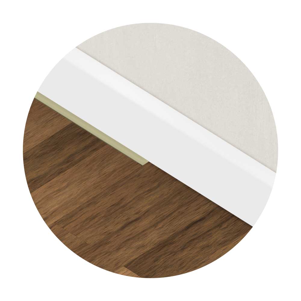 Weiße Sockelleiste deckt eine zu große Dehnungsfuge zwischen Wand und Boden nicht vollständig ab