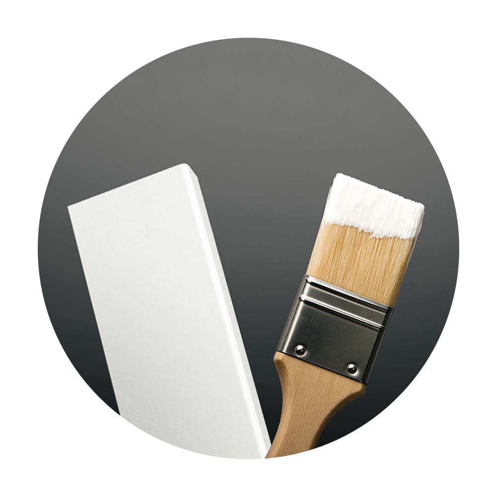 Sockelleiste und weißer Lackierpinsel in einer runden Darstellung als Symbol fürs Streichen von Fußleisten