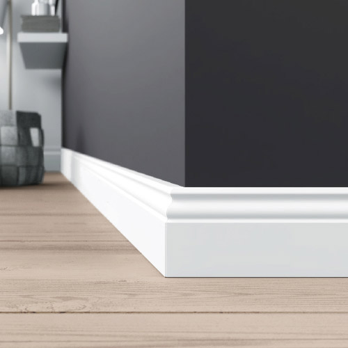 Weiße Hamburger Leiste auf Holzboden und schwarzer Wand