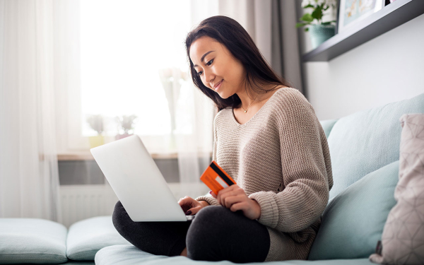 Frau bezahlt ihre Sockelleisten online